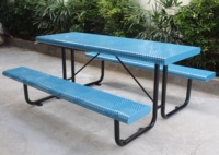Table de pique-nique en acier pour usage commercial en extérieur avec deux bancs et trou pour parasol sur le plateau