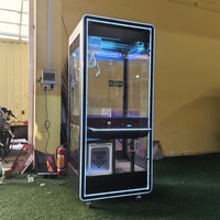 Machine à griffes de type arcade moderne, design étroit, style noir, avec options de paiement par jetons et sans espèces, pour la distribution de poupées