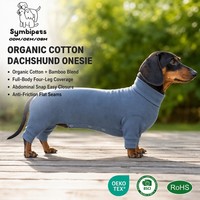 Pyjama pour chien Symbipets Factory sur mesure, combinaison intégrale pour Teckel avec design à soufflet triangulaire à l'arrière et fermeture facile à pression, idéal pour les chiens de type Teckel.