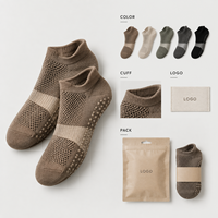 Chaussettes de yoga antidérapantes taupe, coupe basse, dessus en maille respirante, ajustement souple pour studio, couverture directionnelle, OEM, marque privée, échantillonnage en vrac, emballage