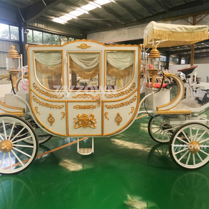 Élégante calèche royale dorée avec rideaux blancs pour défilé en parc, séance photo de mariage romantique et exposition de vacances - Product Image 4