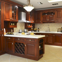 Cuisine moderne minimaliste avec îlot en bois et armoire de rangement sur mesure