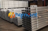 Structure de montage au sol en acier pour panneaux solaires, type C, à pieux individuels, conforme à la norme EN1090, pour les centrales photovoltaïques commerciales et utilitaires.