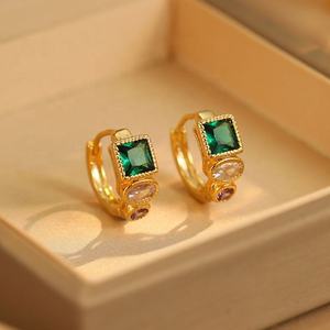 Boucles d'oreilles en forme de C de style rétro européen américain plaquées or 18 carats Micro zircon incrusté Clous géométriques - pour cadeau - Product Image 3