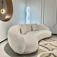 Canapé en bois et laine d'agneau de forme unique pour maisons d'hôtes, salons de beauté, réceptions – Design minimaliste, courbé, en forme de noix de cajou, mobile