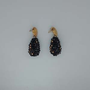 Boucles d'oreilles pendantes tendance en acier inoxydable 316L plaqué or PVD, design durable et résistant avec perles noires - Product Image 1