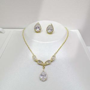 ชุดเครื่องประดับเงินแท้ 925 ราคาโรงงาน ของขวัญสำหรับผู้หญิง ดีไซน์เรียบหรู ชุบทอง ประดับเพชรคิวบิกเซอร์โคเนียทรงหยดน้ำ ชุดเครื่องประดับเจ้าสาว - Product Image 3