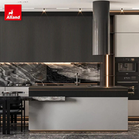 Portes de placard de cuisine AllandCabinet à panneaux cannelés pour un design minimaliste moderne avec porte en verre vitré et éclairage sous le placard