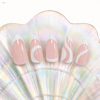 Faux ongles à presser de taille moyenne, base rose nude, pointe française blanche et motif ligne ondulée, finition brillante