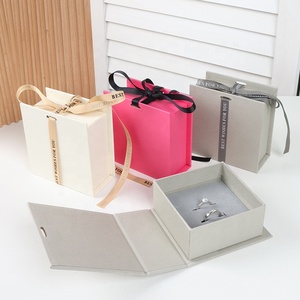 2024 Luxus kleine magnetische Pappe Buchform Papier Schmuck verpackung Box mit Band für Parfüm oder kleine Geschenke - Product Image 4