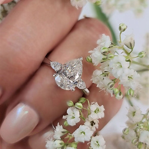 Bague de fiançailles en forme de poire micropavée de 3carats avec diamants Hidden Halo 14K White - Product Image 2