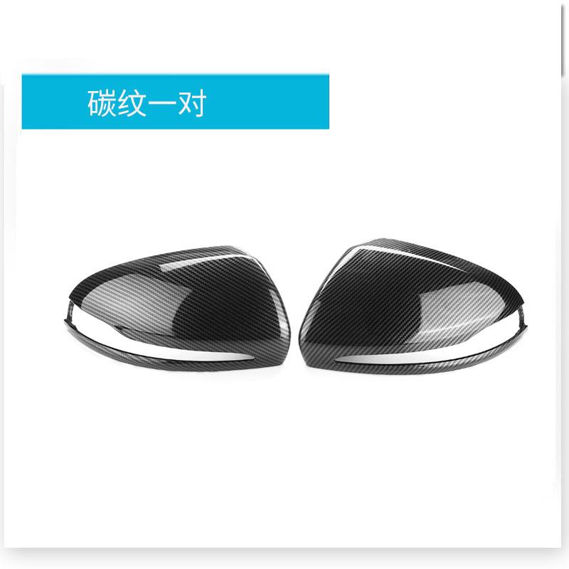 Une paire de motifs en carbone