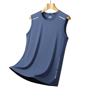 Obtenez l'ajustement parfait avec ce gilet extensible à séchage rapide pour hommes, idéal pour la gym, la course ou la superposition, durable et facile à entretenir - Product Image 1