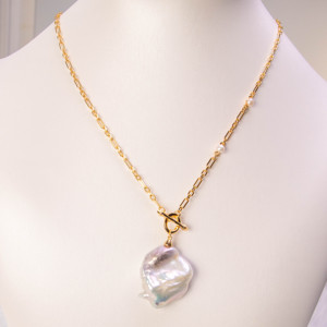 Collar de Perlas Barrocas Chapado en Oro con Detalles de Perlas de Agua Dulce, Cierre de Palanca, Cadena con Colgante, Joyería de Lujo - Product Image 3