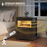 Table de chevet avec station de charge, table de chevet avec lumière LED et capteur de mouvement, table d'appoint à 2 tiroirs avec coffre-fort pour armes à feu, marron rustique