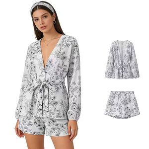 Nouvel ensemble décontracté pour femme : haut blanc et noir uni à manches longues et décolleté ouvert avec short imprimé en polyester au-dessus du genou - Product Image 1