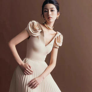 Abito da donna Boutique di qualità a vita alta con scollo a V a pieghe abito lungo in raso Haute Couture - Product Image 2