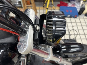 ชุดรองรับตัวยึดโคมไฟบนรถจักรยานยนต์สำหรับ Harley Dyna Street Bob Sportster Baja LP9 Pro รุ่น - Product Image 5
