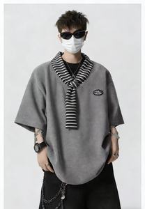 Camiseta Oversize de 230G, 100% Poliéster, Cuello en V, Cuello Tipo Chal a Rayas y Mini Logo, Resistente a las Arrugas, para Todas las Estaciones - Product Image 2