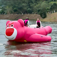 Bateau flottant gonflable géant en forme d'ours fraise pour les jeux aquatiques en plein air et les attractions lacustres