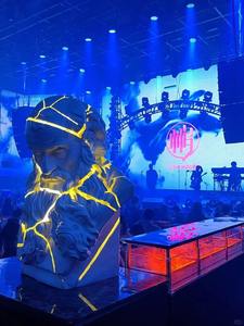 Robot Cyberpunk en fibre de verre avec lueur de tête LED violette et bandes de bras bleues Barre virale Spot photo - Product Image 2