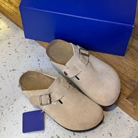 Mules fermées personnalisées en daim de vache, style sabot à bouton, confortables pour le quotidien, avec soutien de la voûte plantaire, semelle en liège légère, design plat, fourrure, pour femme