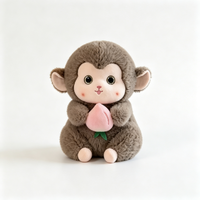 Peluches singes mignons en gros, animaux en peluche Kawaii tenant une pêche pour la décoration intérieure et les cadeaux