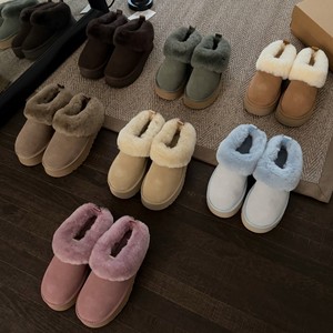 Chaussures d'hiver rétro pour homme en cuir et coton, style une pièce, à semelle plate, en peau de mouton, chaudes et antidérapantes, type bottes de neige. - Product Image 1