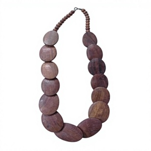 Collier artisanal en perles rondes en bois, pendentif disque en bois brun naturel avec fermoir à crochet - Product Image 1