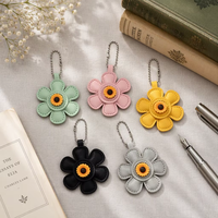 Breloque de sac moderne en cuir PU motif tournesol pour femmes et filles, avec pendentif étoile et chaîne, porte-clés et ornement floral mignon à suspendre au sac à main
