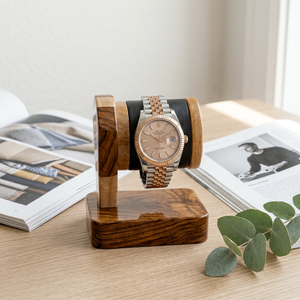 Soporte de Madera Cuadrado Hecho a Mano para Relojes con Base de Cuero Marrón, Acabado Pulido y Diseño Minimalista para Exhibición en Escritorio - Product Image 1