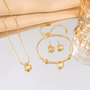 Conjunto de joyas de playa Bohemia | Collar de titanio hipoalergénico y pulsera ajustable | Pendientes de corazón apilables (lujo ligero) - Product Image 3