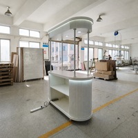 Chariot de présentation de parfums mobile avec éclairage LED, logo personnalisé, présentoir pliable en MDF pour centre commercial