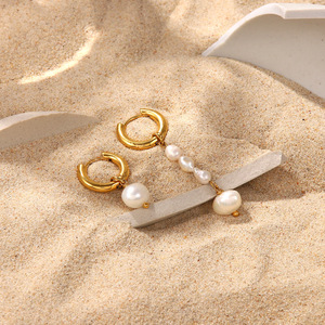 Orecchini Pendenti Asimmetrici con Perle in Acciaio Inossidabile Placcato Oro 18k, Bestseller per Donne - Product Image 3