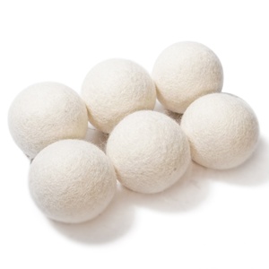 Bola secadora de fieltro blanco ecológica hecha en Nepal, lana de fieltro a mano para secado de suavizante de telas naturales para lavandería - Product Image 1