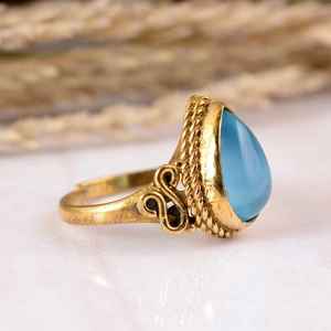 Anillo Ajustable Boho Hecho a Mano en Latón Chapado en Oro de 14K con Gema de Calcedonia Aqua, Ideal para Regalo de Boda o Compromiso - Product Image 3