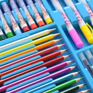 ชุดเครื่องเขียนสำหรับเด็ก 98 ชิ้น ประกอบด้วยปากกาสีน้ำ ปากกาเมจิก สีไม้ พร้อมกระดานวาดภาพ บรรจุในกล่องลายอุลตร้าแมน เหมาะสำหรับเป็นของขวัญใน<span class=keywords><strong>วัน</strong></span>หยุด - Product Image 2