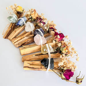Fleurs de roses séchées et cristaux naturels (bois) en faisceau de Palo Santo biologique artisanal pour les séances d'aromathérapie et de purification spirituelle - Product Image 3