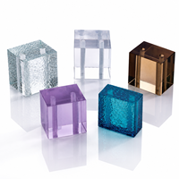 Système de suspension pour briques de verre transparentes et colorées avec kit de câbles en acier pour cloisons de bureau modernes, écrans de séparation et présentoirs muraux.