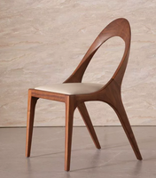 Chaise de salle à manger en bois massif de style mid-century, dossier ajouré, coussin en cuir PU, chaise latérale rétro en noyer pour la maison et les restaurants