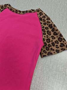 Set Estivo da Donna Ispirato al <span class=keywords><strong>Safari</strong></span>: T-Shirt Raglan con Stampa Animalier e Pantaloncini con Fascia per Capelli, Logo Personalizzato, Completo Due Pezzi per il Relax - Product Image 5