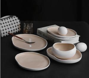 Service de vaisselle de design français, inspiré du blanc, avec l'extérieur blanc et l'intérieur gris, plats principaux disponibles à prix de gros - Product Image 2