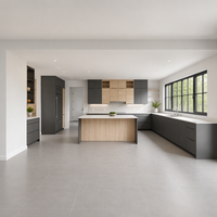 Meubles de cuisine modernes bicolores sur mesure, anthracite et chêne clair, sans poignées, avec îlot large et étagères LED, pour projet résidentiel