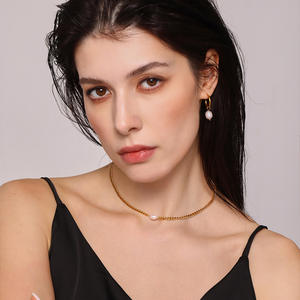 مجوهرات أنيقة من الفولاذ المقاوم للصدأ المطلي بالذهب عيار 18 قيراط، سلسلة كوبية مع قلادة لؤلؤة مياه عذبة واحدة وأقراط للنساء - Product Image 3