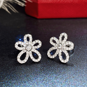 Orecchini pendenti 3D a forma di girasole con pavé di pietre scintillanti, eleganti gioielli da donna. - Product Image 1