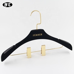 <span class=keywords><strong>Cintre</strong></span> en <span class=keywords><strong>velours</strong></span> noir antidérapant floqué <span class=keywords><strong>cintre</strong></span> en plastique avec logo personnalisé - Product Image 2