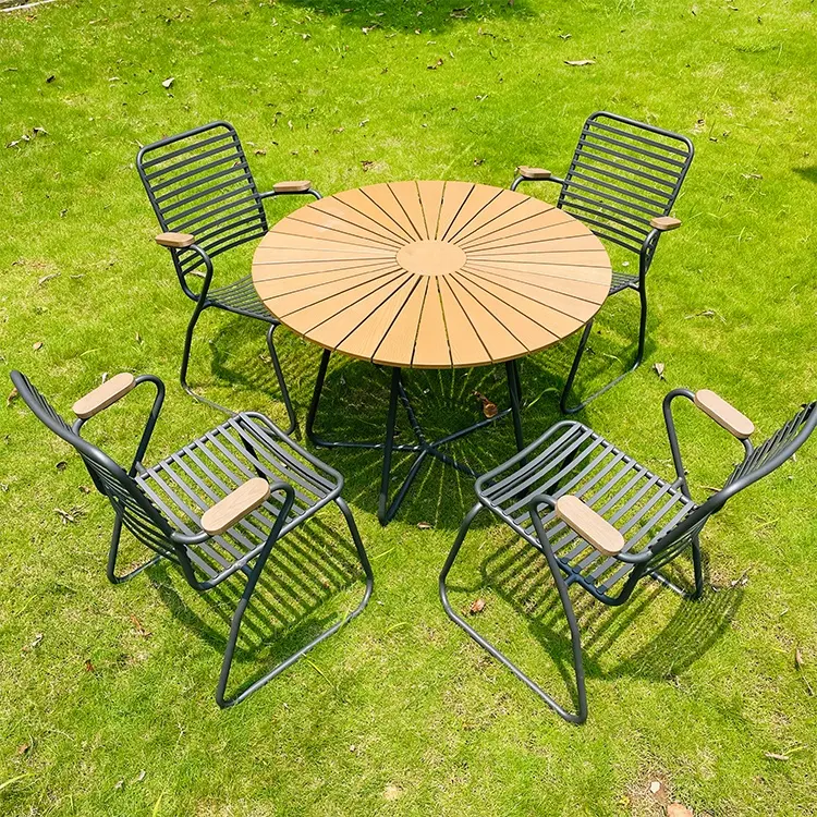 Moderni mobili da giardino per esterni Set da giardino in legno per 4 posti fuori legge Country Yard impilabili sedie in metallo e Set di tavoli rotondi