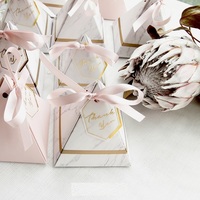 Großhandel kleine dreieckige Pyramide Marmor Candy Chocolate Box süße Hochzeit begünstigt Boxen mit Band