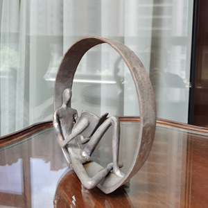 Statuetta decorativa con finitura personalizzabile in ferro moderno astratto uomo posa sul cerchio tavolo Top - Product Image 5