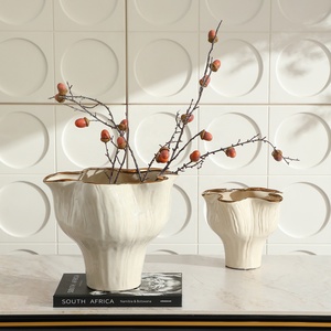 Vaso in Ceramica Flolenco Bianco Crema con Bordo Dorato <span class=keywords><strong>e</strong></span> Bordi Ondulati, Vaso Floreale Texturizzato per Composizioni di Fiori Secchi, Decorazione d'Interni - Product Image 6